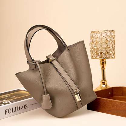 Cala - Bolsa Bucket Suave con Herraje Dorado.