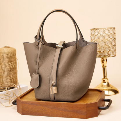 Cala - Bolsa Bucket Suave con Herraje Dorado.