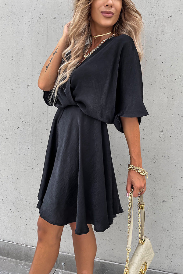 Camila - Vestido Corto de Satín, Manga Murciélago