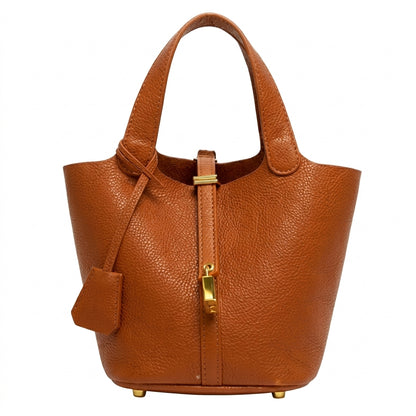 Cala - Bolsa Bucket Suave con Herraje Dorado.
