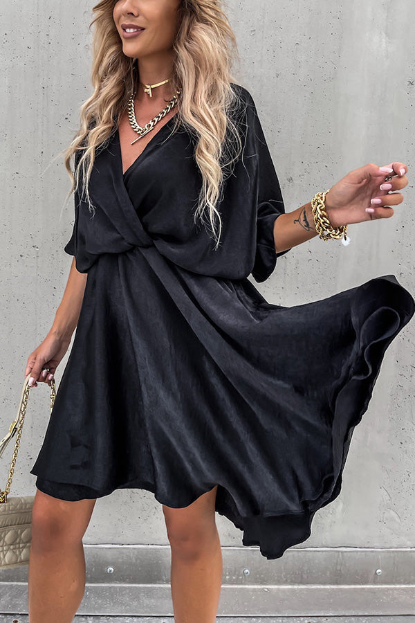 Camila - Vestido Corto de Satín, Manga Murciélago