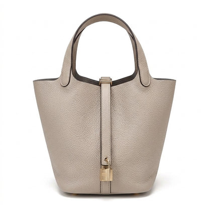 Cala - Bolsa Bucket Suave con Herraje Dorado.