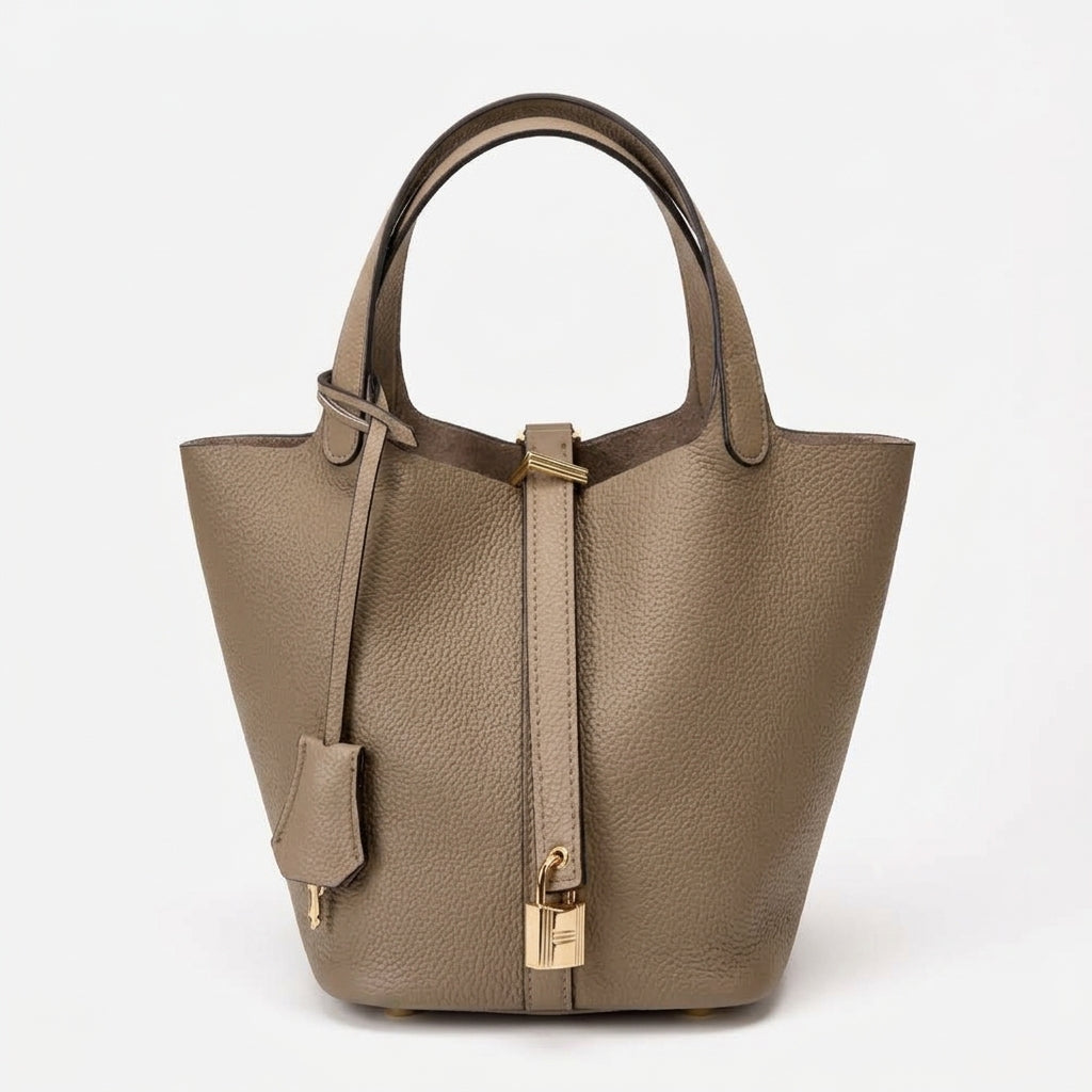 Cala - Bolsa Bucket Suave con Herraje Dorado.