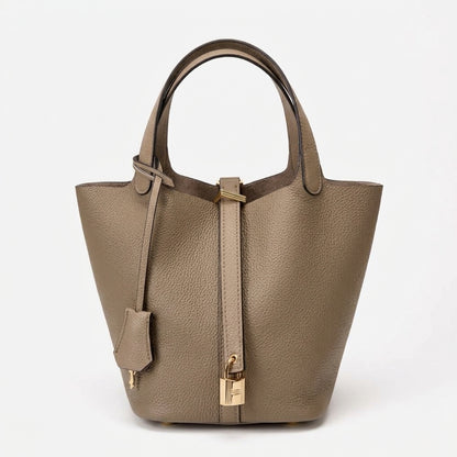 Cala - Bolsa Bucket Suave con Herraje Dorado.